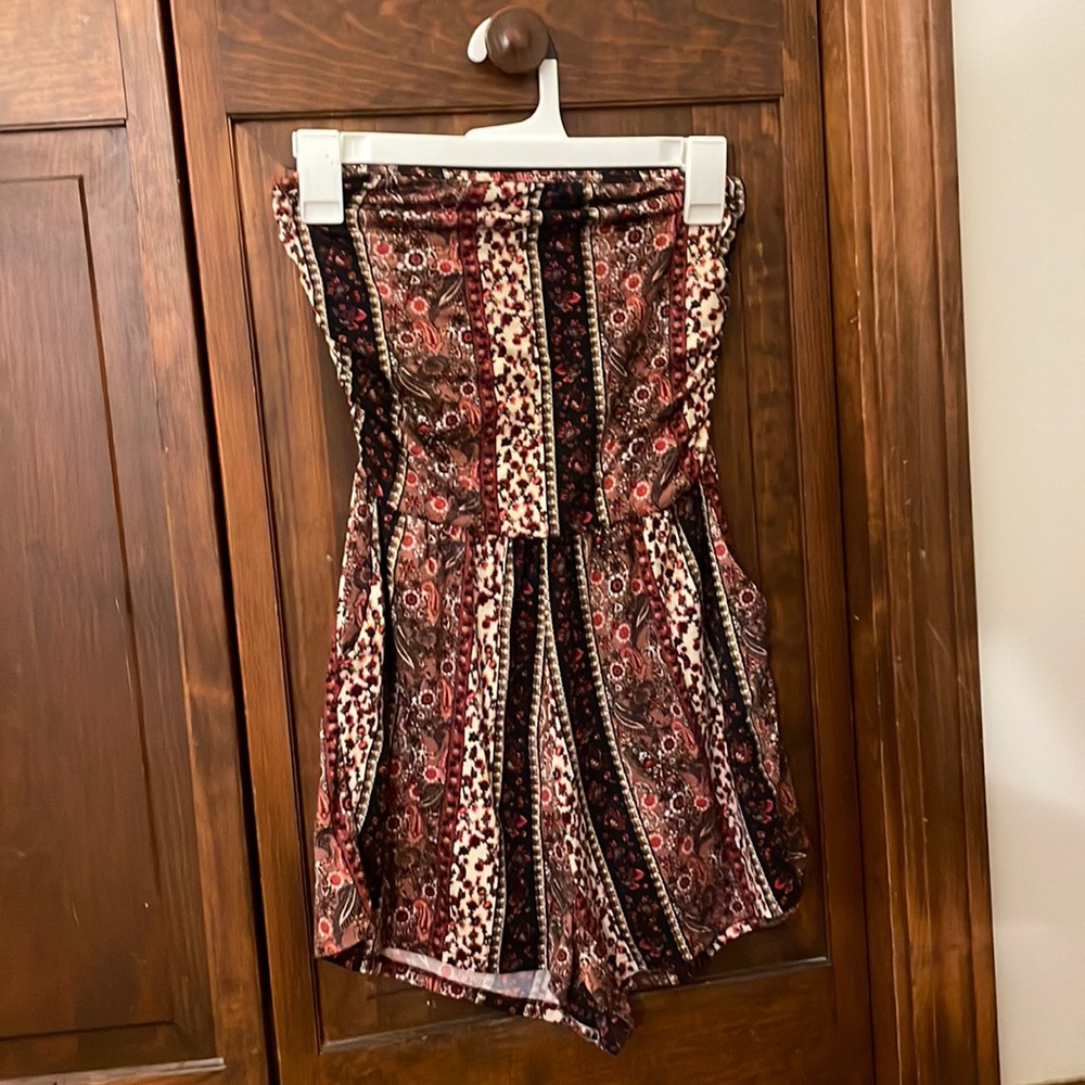 Cute a fun cute strapless romper!